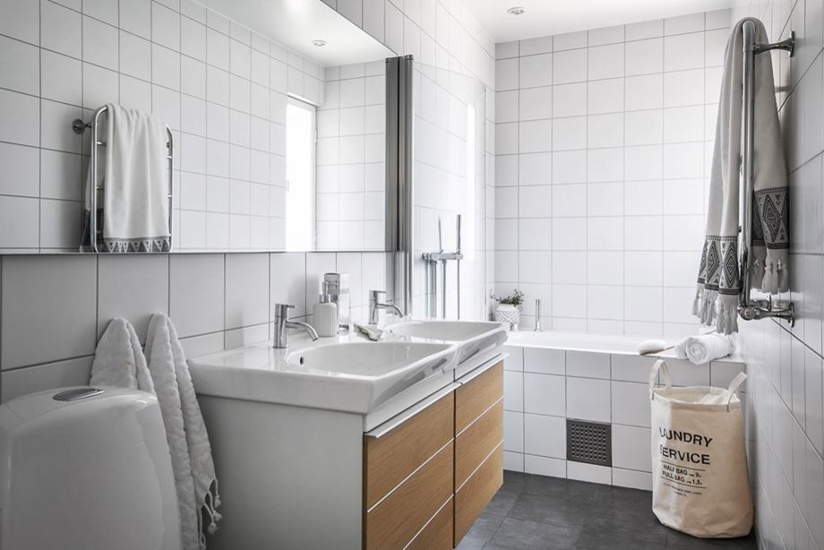 Inspiration för ett skandinaviskt badrum