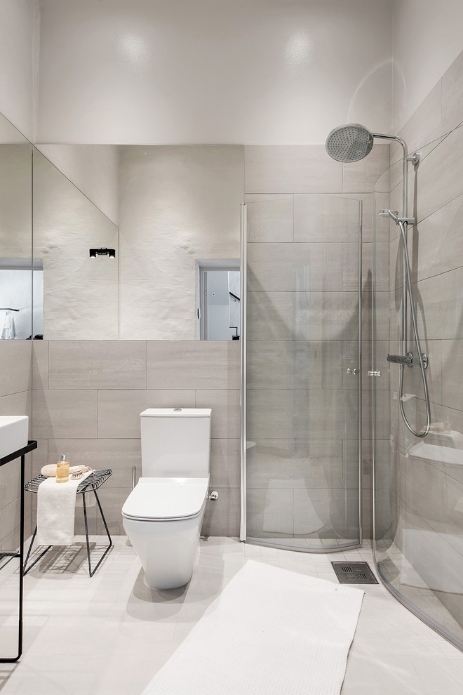 Exempel på ett skandinaviskt badrum, med en toalettstol med hel cisternkåpa