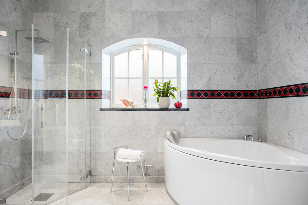 Idéer för mellanstora vintage badrum, med en hörndusch, grå väggar och dusch med gångjärnsdörr