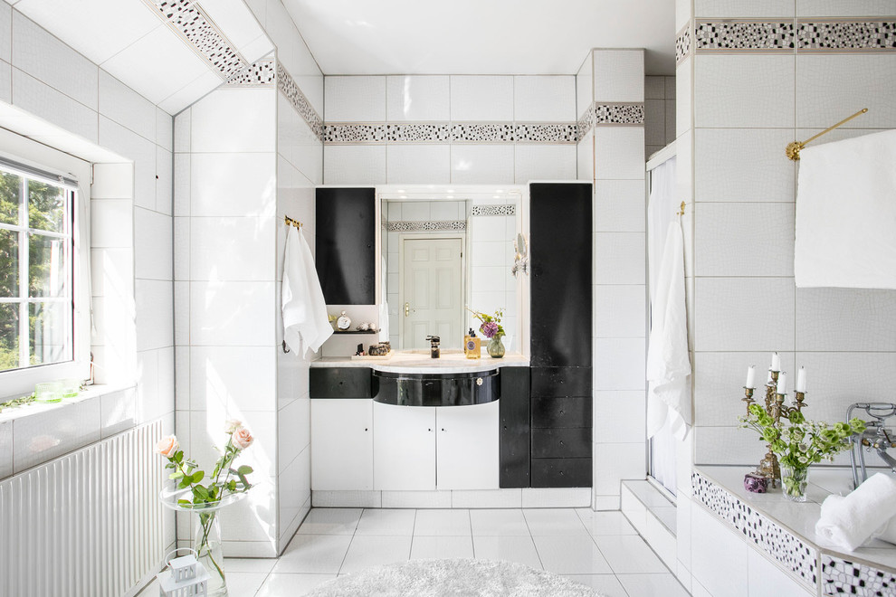 Idéer för ett mellanstort klassiskt badrum, med släta luckor, svarta skåp, ett hörnbadkar, vita väggar, klinkergolv i keramik och marmorbänkskiva