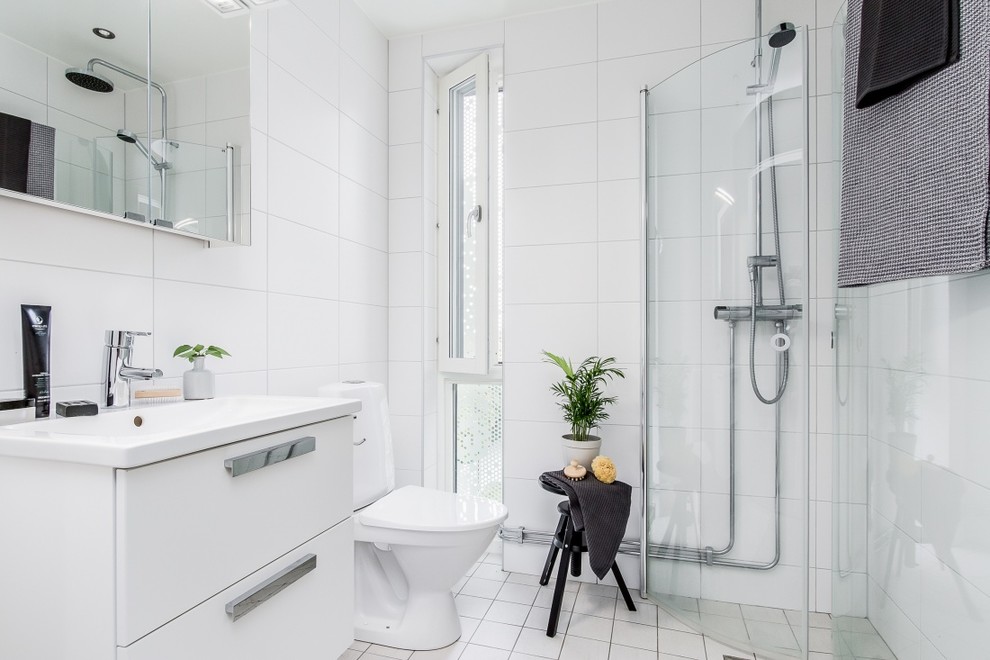 Idéer för ett skandinaviskt badrum, med vita skåp, en hörndusch och bänkskiva i kvartsit