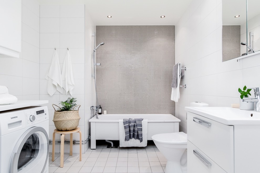 Idéer för mellanstora nordiska badrum, med vita skåp, en dusch/badkar-kombination, beige kakel och vit kakel