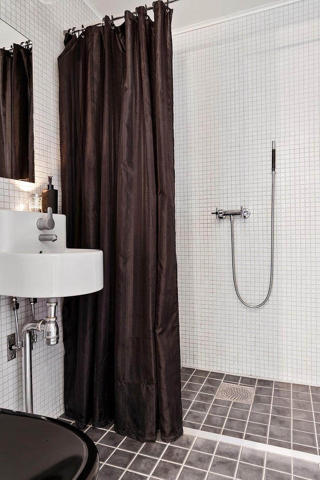 Пример оригинального дизайна: ванная комната в скандинавском стиле с душевой комнатой и шторкой для ванной