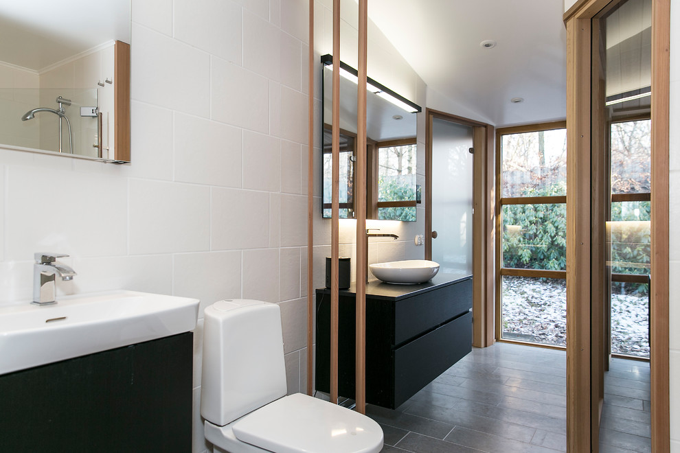 Modelo de sauna minimalista con baldosas y/o azulejos blancos y suelo de piedra caliza