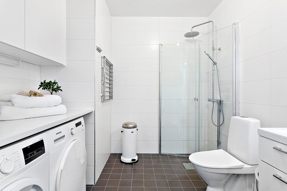 Источник вдохновения для домашнего уюта: большая ванная комната в скандинавском стиле с плоскими фасадами, открытым душем, унитазом-моноблоком, керамической плиткой, белыми стенами, полом из керамической плитки, душевой кабиной и душем с распашными дверями