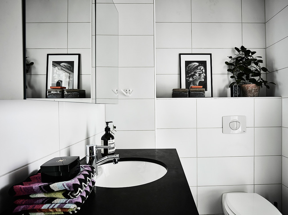 Immagine di una stanza da bagno scandinava