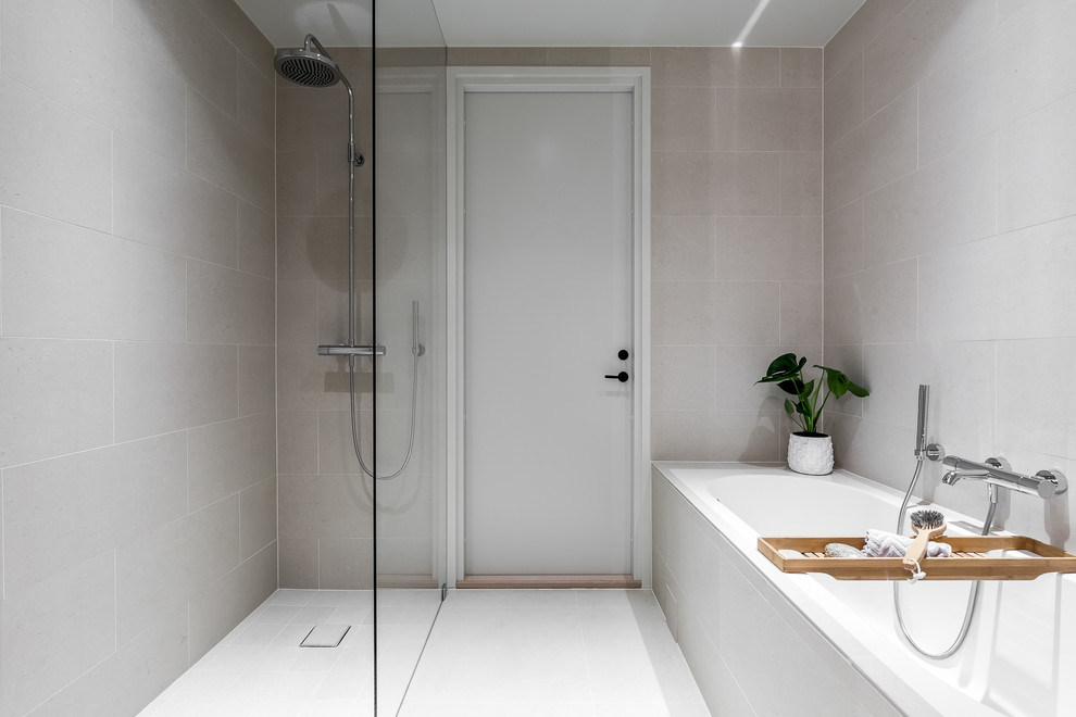 Свежая идея для дизайна: ванная комната среднего размера в современном стиле с накладной ванной, душем над ванной, бежевой плиткой и душевой кабиной - отличное фото интерьера