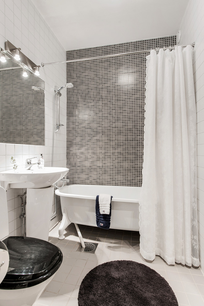 Idéer för nordiska en-suite badrum, med ett badkar i en alkov, en dusch/badkar-kombination, svart och vit kakel, vita väggar, ett piedestal handfat, vitt golv och dusch med duschdraperi