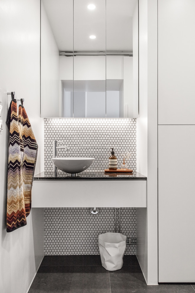 Свежая идея для дизайна: маленькая ванная комната в скандинавском стиле с белой плиткой, настольной раковиной и черным полом для на участке и в саду - отличное фото интерьера