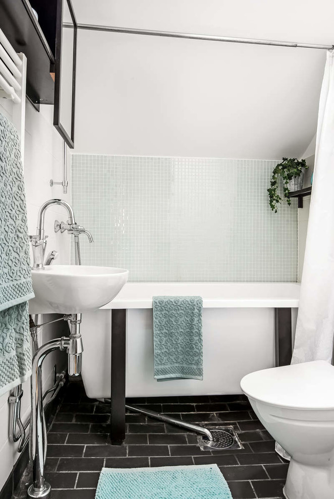 Idéer för mellanstora funkis badrum, med ett fristående badkar, en dusch/badkar-kombination, grön kakel, vita väggar, ett konsol handfat, svart golv, dusch med duschdraperi, öppna hyllor och svarta skåp