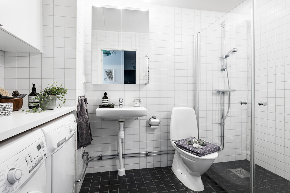 Idéer för att renovera ett mellanstort minimalistiskt badrum med dusch, med våtrum, en toalettstol med hel cisternkåpa, vita väggar, ett väggmonterat handfat och dusch med gångjärnsdörr