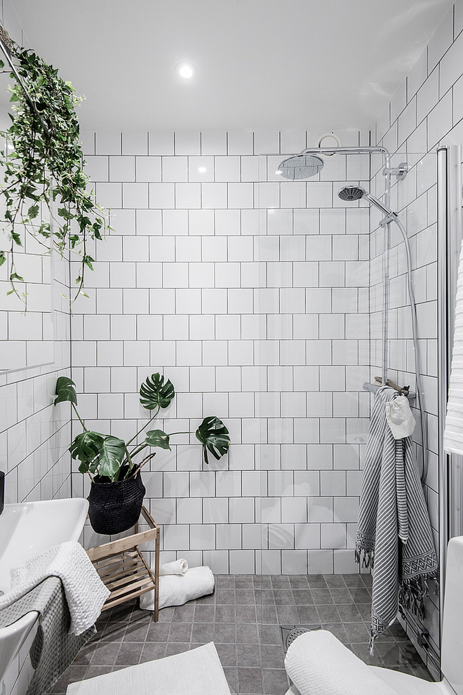 Modelo de cuarto de baño escandinavo pequeño con ducha abierta, baldosas y/o azulejos blancos, baldosas y/o azulejos de porcelana, aseo y ducha y suelo gris