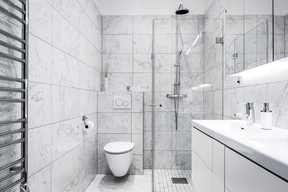 Exempel på ett mellanstort modernt badrum, med släta luckor, vita skåp, en hörndusch, en vägghängd toalettstol, svart och vit kakel, marmorkakel, vita väggar, marmorgolv och dusch med gångjärnsdörr