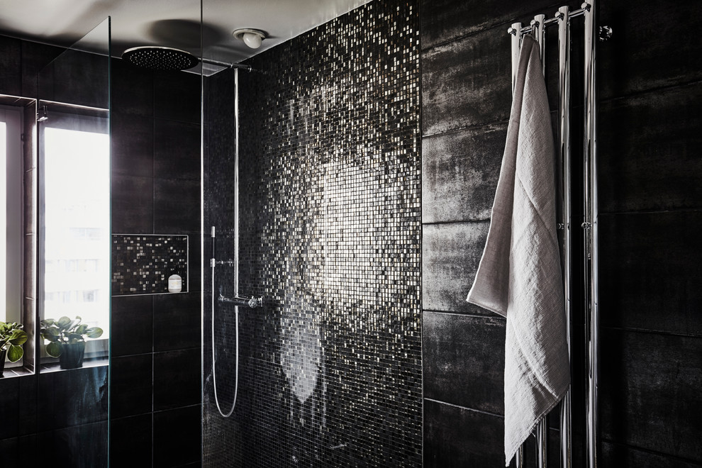 Modernes Duschbad mit Eckdusche, schwarzen Fliesen, Mosaikfliesen und offener Dusche in Göteborg