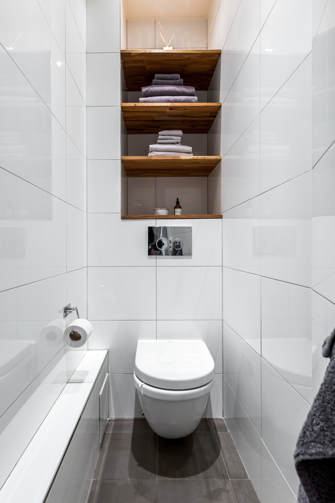 Inspiration för ett litet nordiskt badrum, med en vägghängd toalettstol och vita väggar