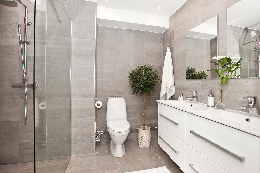 マルメにある北欧スタイルのおしゃれな浴室の写真
