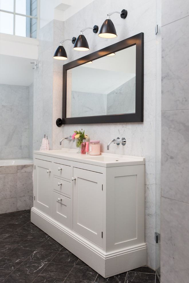 Inredning av ett klassiskt mellanstort badrum, med skåp i shakerstil, vita skåp, svart och vit kakel, grå väggar, marmorgolv och ett integrerad handfat