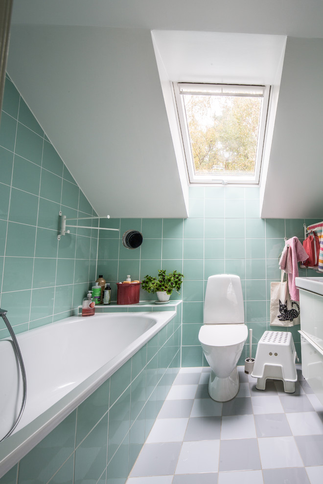 Idee per una stanza da bagno scandinava di medie dimensioni con ante lisce, ante bianche, vasca/doccia, WC a due pezzi, piastrelle verdi, piastrelle in gres porcellanato, pareti blu e pavimento con piastrelle in ceramica