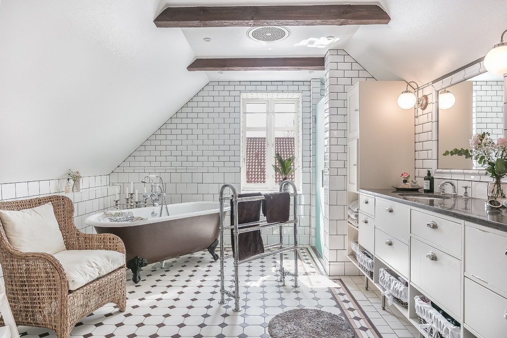 Inspiration för stora shabby chic-inspirerade grått badrum, med släta luckor, vita skåp, ett badkar med tassar, en dusch/badkar-kombination, vita väggar, ett undermonterad handfat, granitbänkskiva, flerfärgat golv, vit kakel och tunnelbanekakel