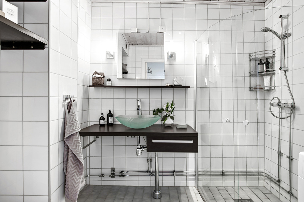 Idéer för mellanstora skandinaviska badrum med dusch, med öppna hyllor, svarta skåp, ett fristående handfat och dusch med gångjärnsdörr