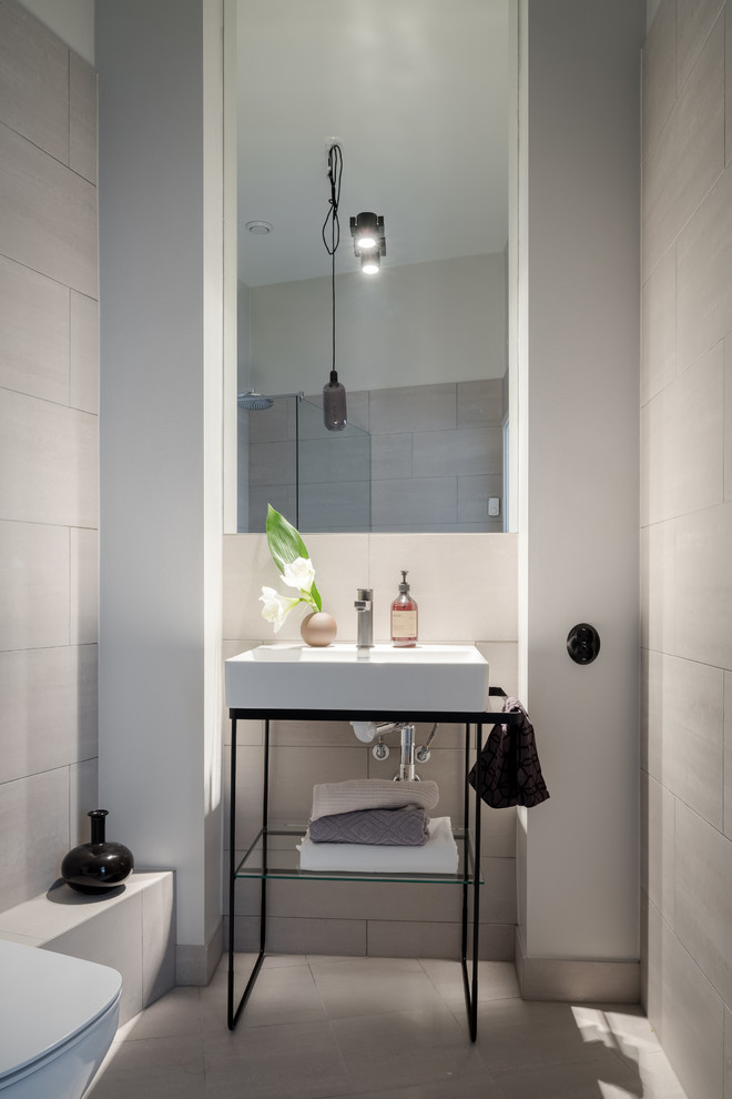 Diseño de cuarto de baño nórdico pequeño con armarios abiertos y baldosas y/o azulejos beige