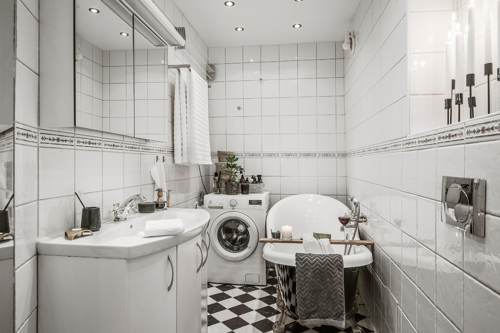 Idéer för ett minimalistiskt badrum, med ett badkar med tassar, vita väggar och ett avlångt handfat