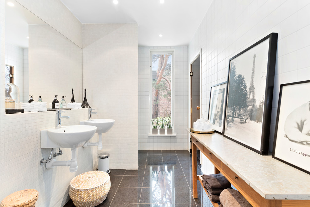 Idée de décoration pour une salle d'eau nordique en bois brun de taille moyenne avec un placard sans porte, une douche ouverte, un lavabo suspendu, aucune cabine, un carrelage blanc, un mur blanc et un sol gris.