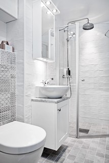 VARSAM RENOVERING AV LÄGENHET I LANDALA - Scandinavian - Bathroom ...