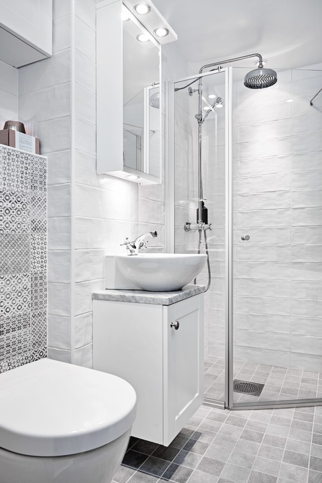 Свежая идея для дизайна: серо-белая ванная комната среднего размера в скандинавском стиле с белыми фасадами, белыми стенами, настольной раковиной, мраморной столешницей, фасадами в стиле шейкер, ванной на ножках, угловым душем, белой плиткой, душевой кабиной, бежевым полом и душем с распашными дверями - отличное фото интерьера