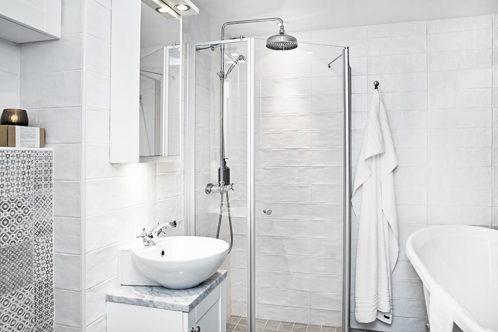 Idéer för att renovera ett mellanstort vintage badrum med dusch, med skåp i shakerstil, vita skåp, ett badkar med tassar, en hörndusch, vit kakel, vita väggar, ett fristående handfat, marmorbänkskiva, beiget golv och dusch med gångjärnsdörr