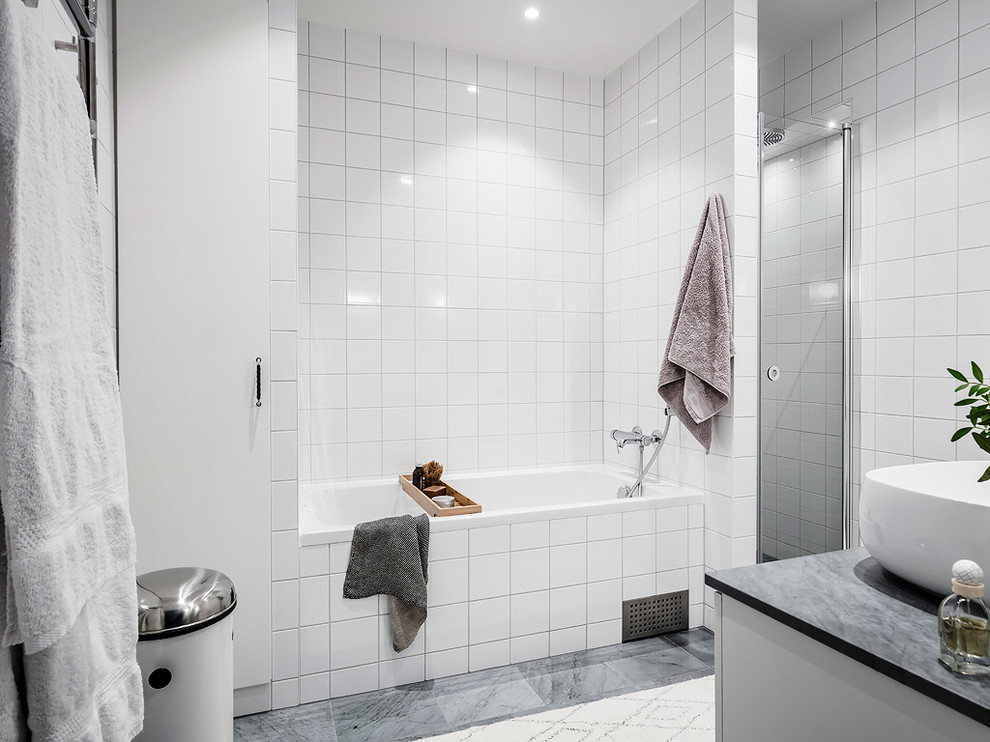 Стильный дизайн: ванная комната среднего размера в скандинавском стиле - последний тренд