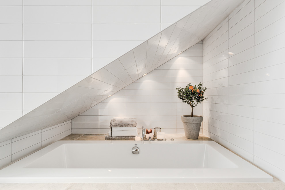 Exempel på ett mellanstort badrum, med ett platsbyggt badkar, beige kakel, vit kakel och vita väggar