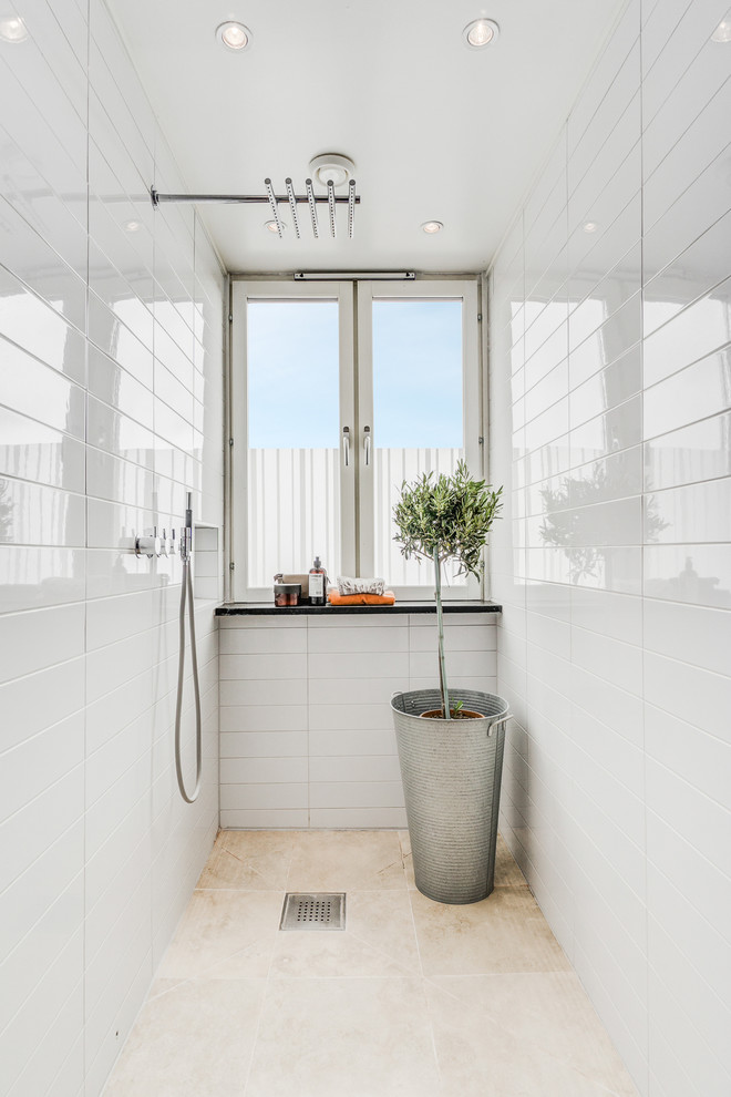 Diseño de cuarto de baño minimalista de tamaño medio con ducha abierta, baldosas y/o azulejos blancos, paredes blancas, aseo y ducha, suelo beige y ducha abierta