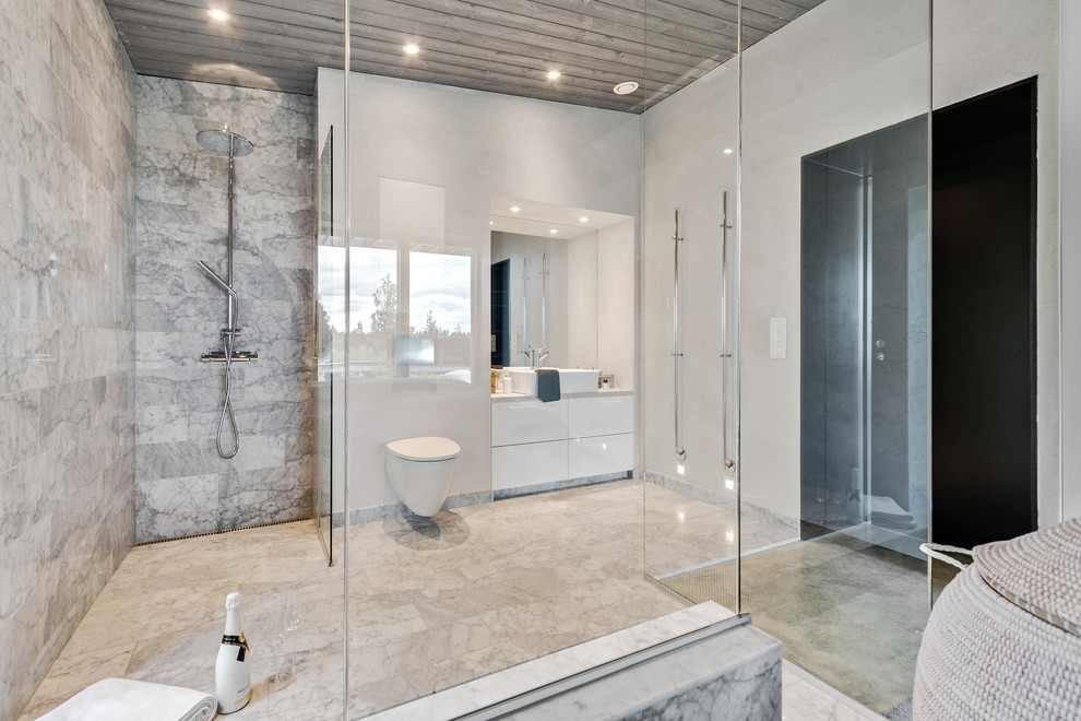 На фото: большая главная ванная комната в стиле модернизм с накладной ванной, угловым душем, инсталляцией, мраморной плиткой, мраморным полом, мраморной столешницей и открытым душем с