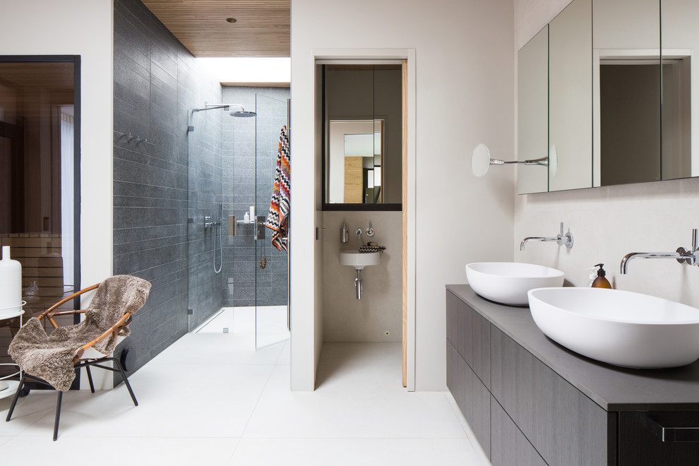 Cette photo montre une salle de bain grise et blanche moderne.