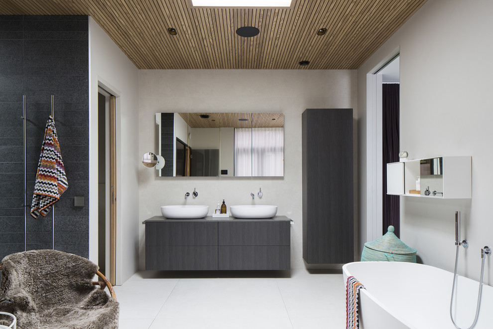 Inspiration for a modern bathroom remodel in Malmo