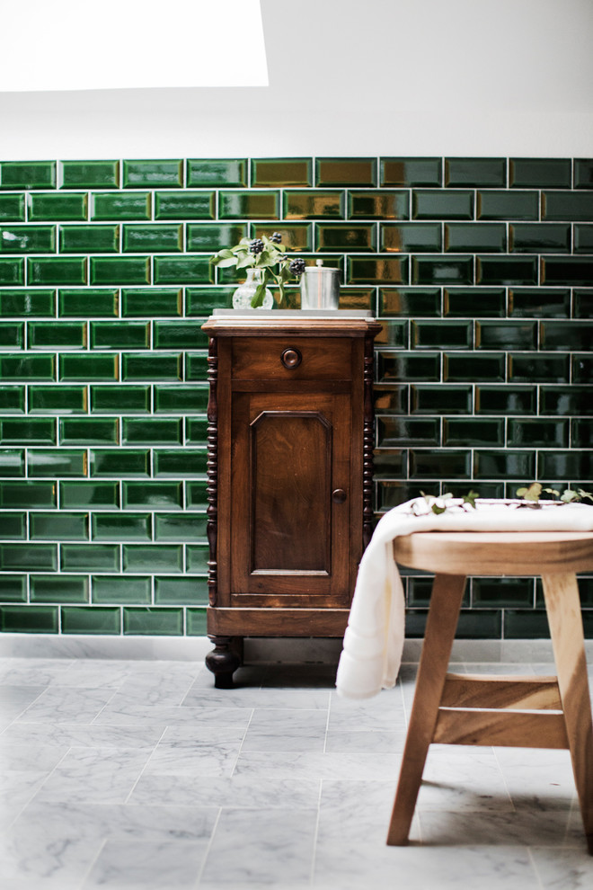 Свежая идея для дизайна: главная ванная комната в стиле ретро с фасадами цвета дерева среднего тона, зеленой плиткой, плиткой кабанчик, белыми стенами, мраморным полом и консольной раковиной - отличное фото интерьера