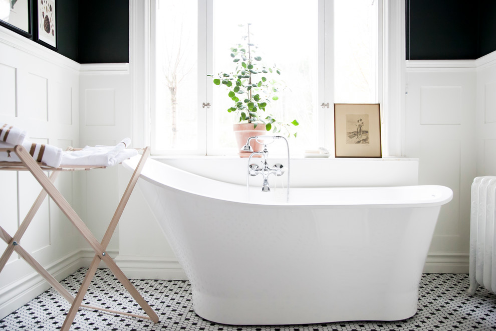 ヨーテボリにあるトラディショナルスタイルのおしゃれな浴室 (置き型浴槽) の写真