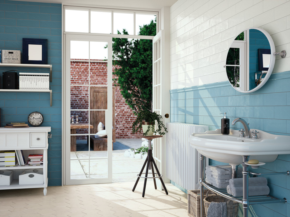 Ejemplo de cuarto de baño principal marinero grande con lavabo tipo consola, armarios abiertos, paredes azules, puertas de armario blancas, baldosas y/o azulejos azules y baldosas y/o azulejos de cemento