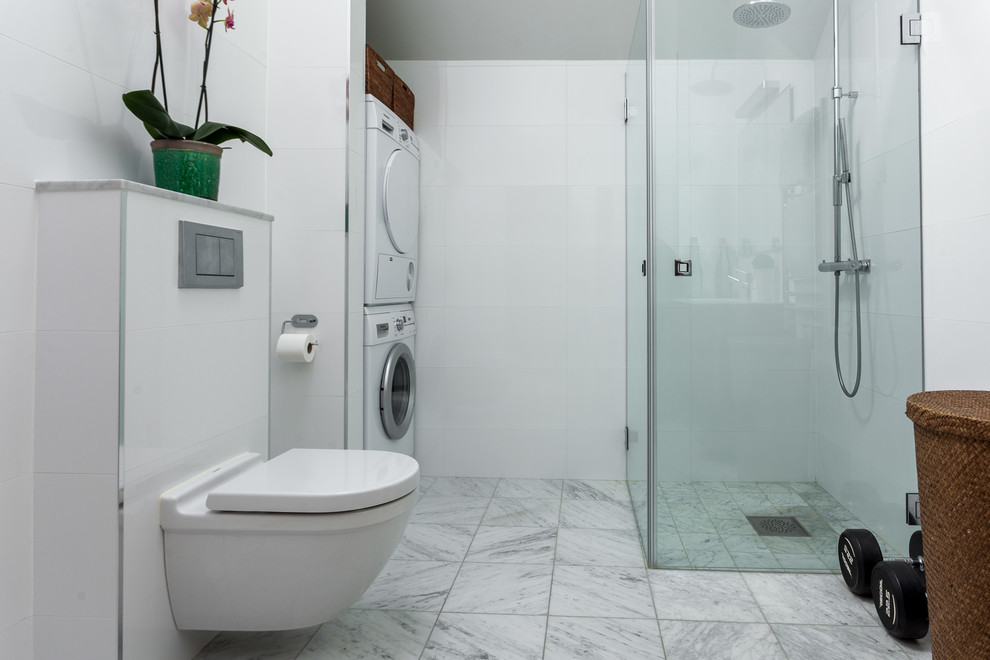 Foto på ett mellanstort funkis badrum med dusch, med en dusch i en alkov, vit kakel, vita väggar, marmorgolv, vitt golv och dusch med gångjärnsdörr