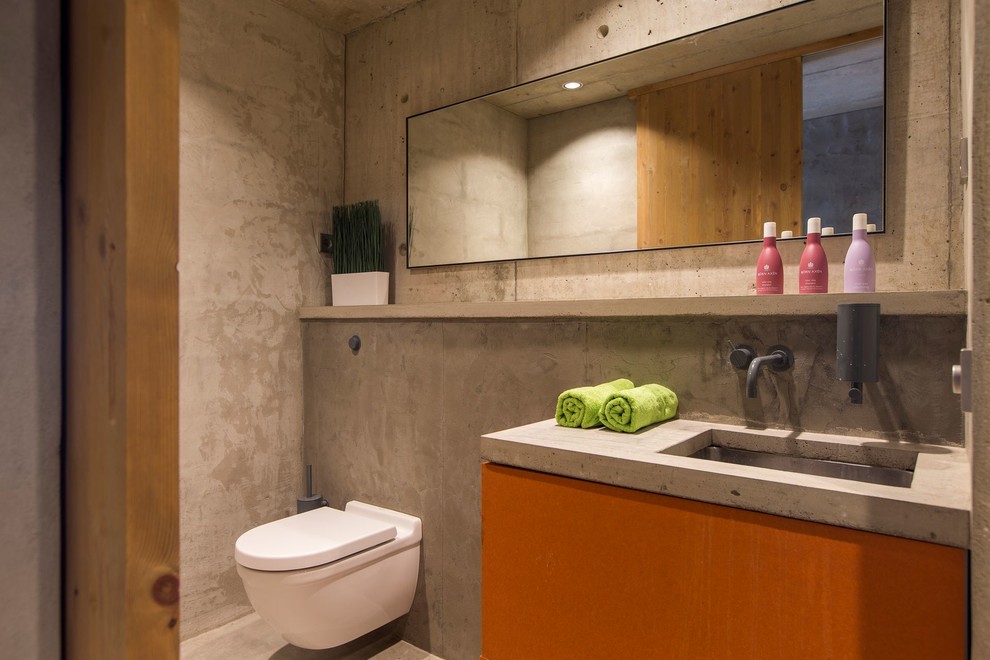 Inspiration for a modern bathroom remodel in Barcelona