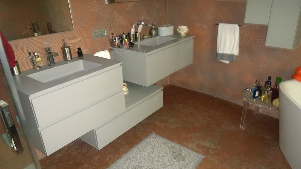 Immagine di un piccolo bagno di servizio minimal con ante grigie, pareti multicolore e pavimento multicolore