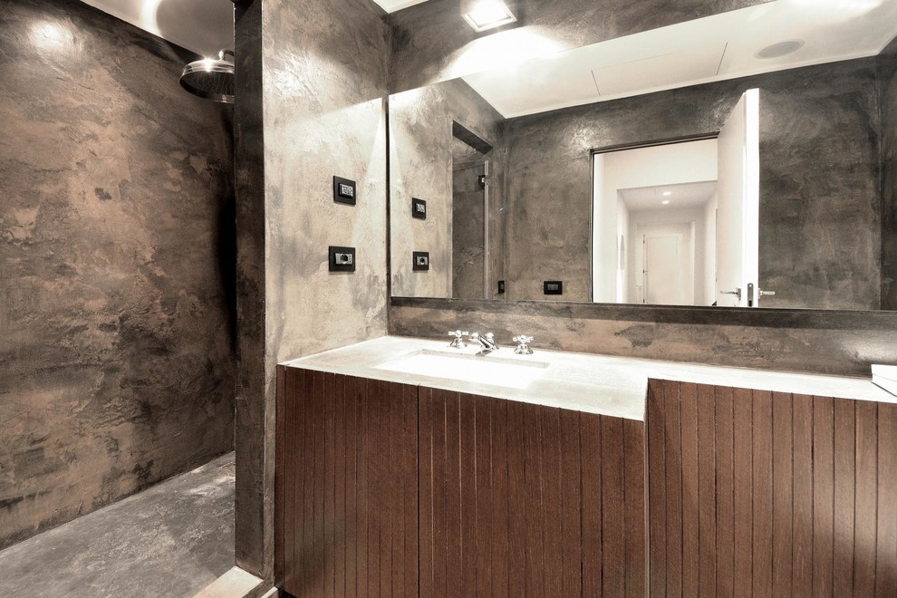 Diseño de aseo contemporáneo de tamaño medio con puertas de armario de madera en tonos medios, baldosas y/o azulejos grises, paredes grises y lavabo encastrado