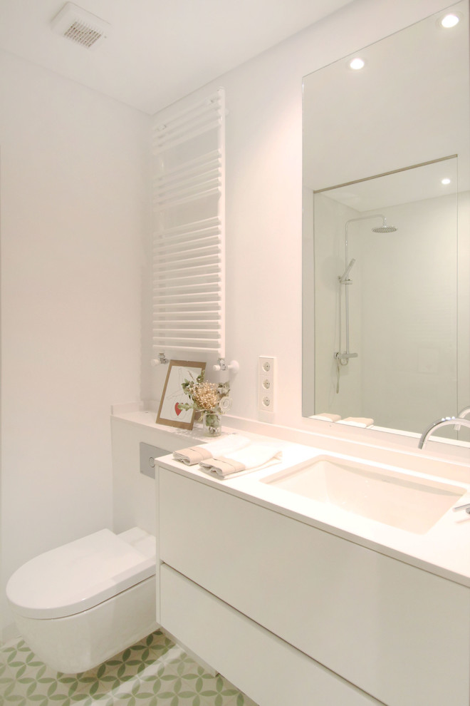 Idee per un bagno di servizio minimal di medie dimensioni con ante lisce, ante bianche, piastrelle verdi, piastrelle in gres porcellanato, top in quarzo composito e top bianco