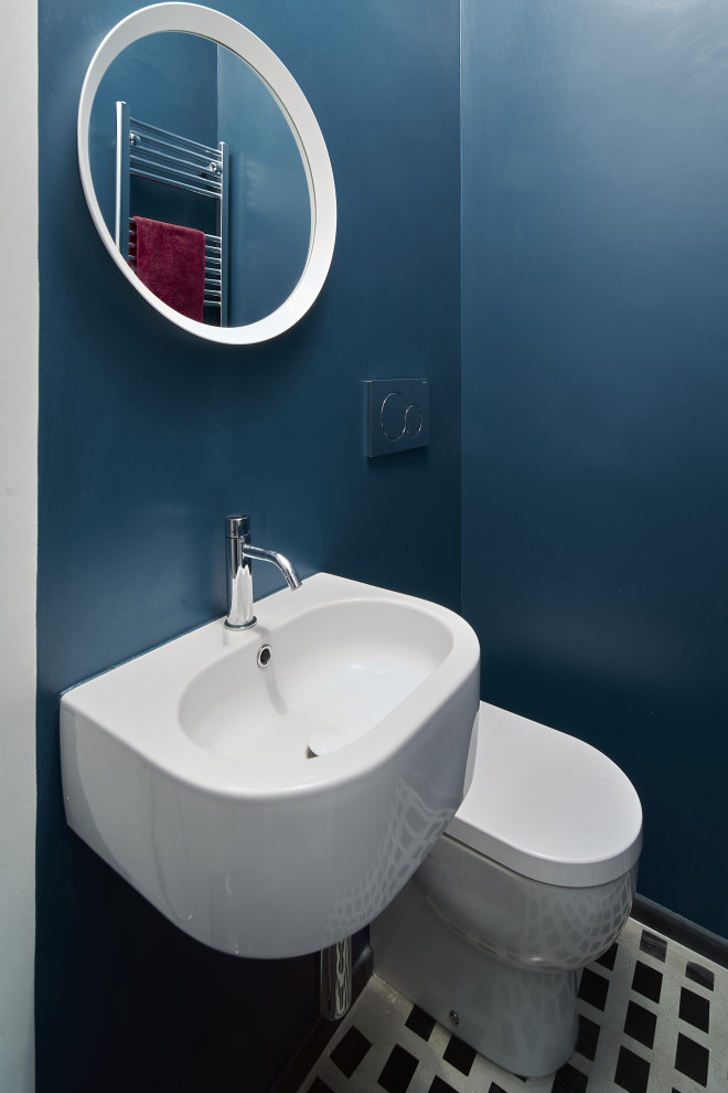 Idée de décoration pour un petit WC et toilettes vintage avec WC à poser, un mur bleu, un sol en marbre, un lavabo suspendu et un sol multicolore.
