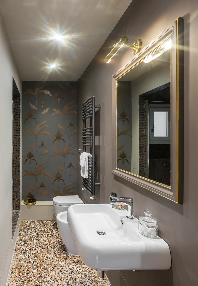Foto di un piccolo bagno di servizio minimal con bidè, lavabo sospeso, pavimento multicolore e pareti multicolore