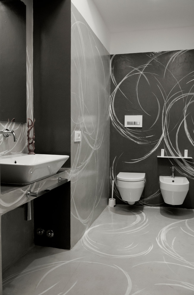 На фото: маленький туалет в современном стиле с инсталляцией, серыми стенами и подвесной раковиной для на участке и в саду
