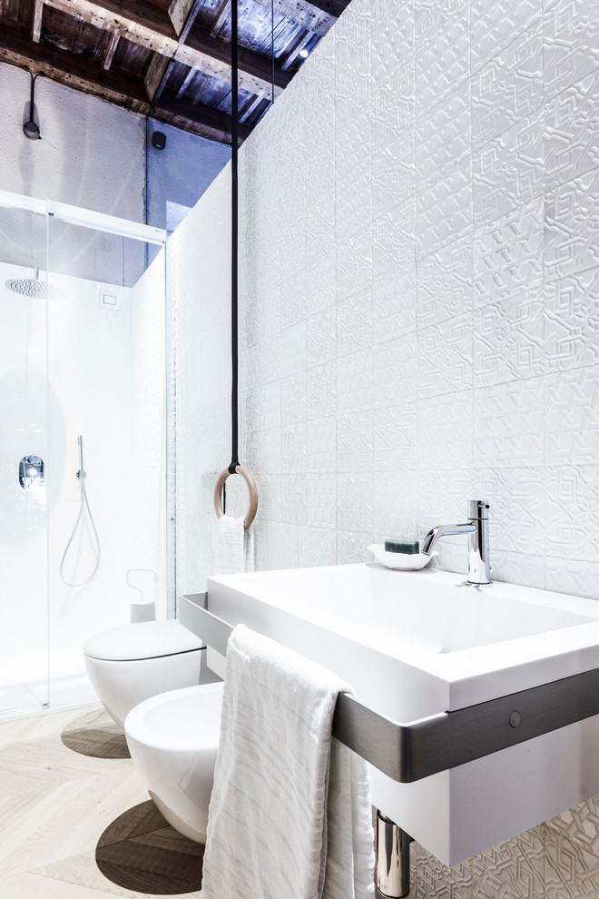 Свежая идея для дизайна: туалет среднего размера в современном стиле с инсталляцией, белой плиткой, керамической плиткой, серыми стенами, полом из керамической плитки и настольной раковиной - отличное фото интерьера