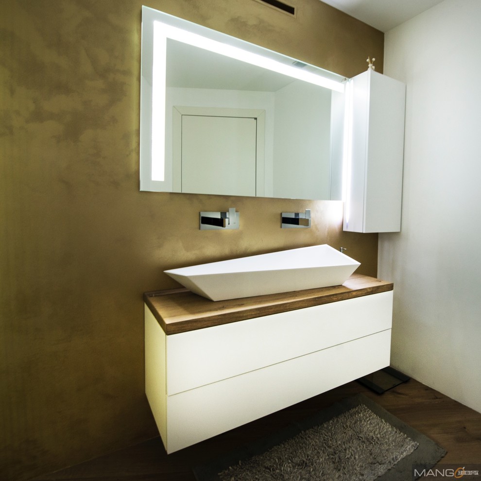 他の地域にあるコンテンポラリースタイルのおしゃれなトイレ・洗面所 (濃色無垢フローリング、横長型シンク、木製洗面台) の写真
