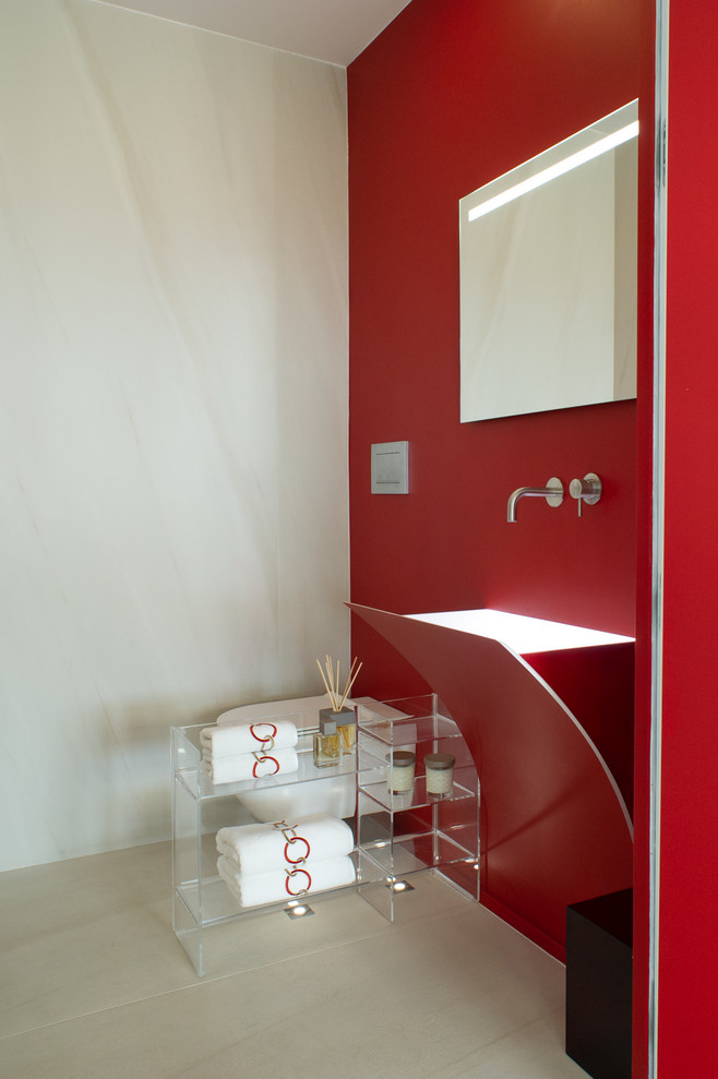 Ejemplo de aseo moderno pequeño con armarios abiertos, sanitario de pared, baldosas y/o azulejos rojos, paredes rojas, suelo de baldosas de porcelana, lavabo tipo consola y suelo blanco